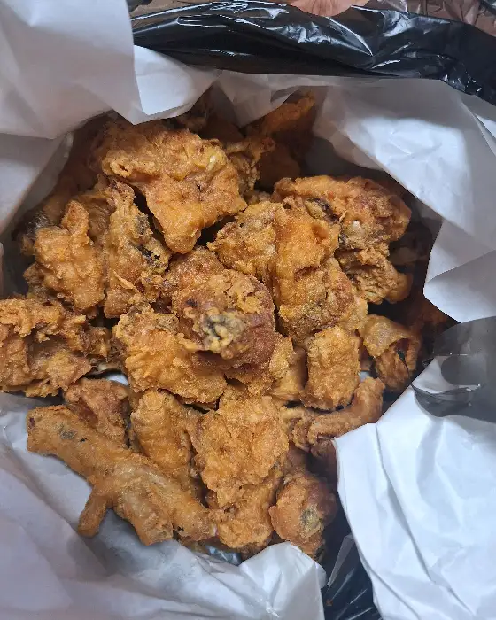 종이 봉투에 담겨 나온 푸짐한 양의 옛날 통닭