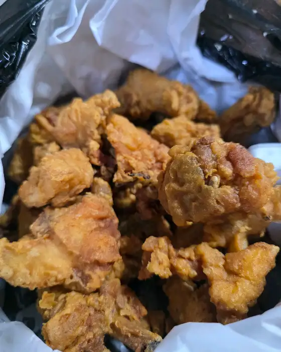 먹음직스러운 옛날 통닭 조각들이 가득 담긴 모습
