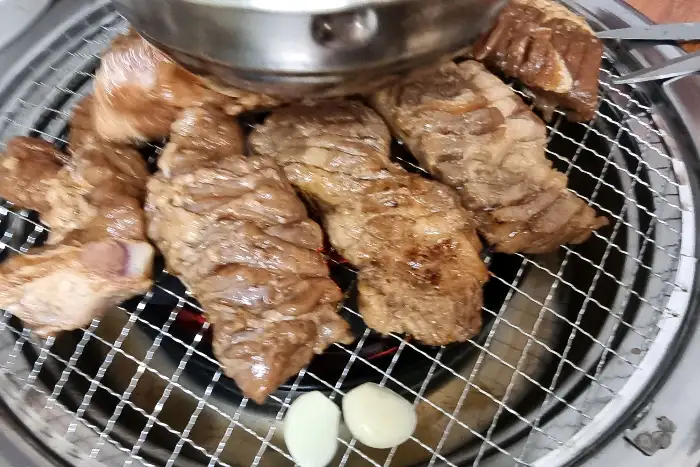 '소 잡는날'에서 제공되는 돼지갈비의 근접 촬영