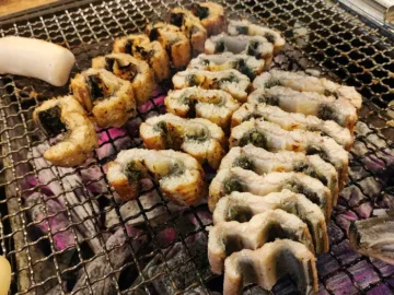 숯불 위에서 노릇하게 구워지는 두툼한 장어구이