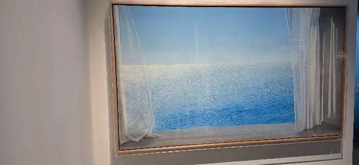 창밖으로 보이는 푸른 하늘과 풍경