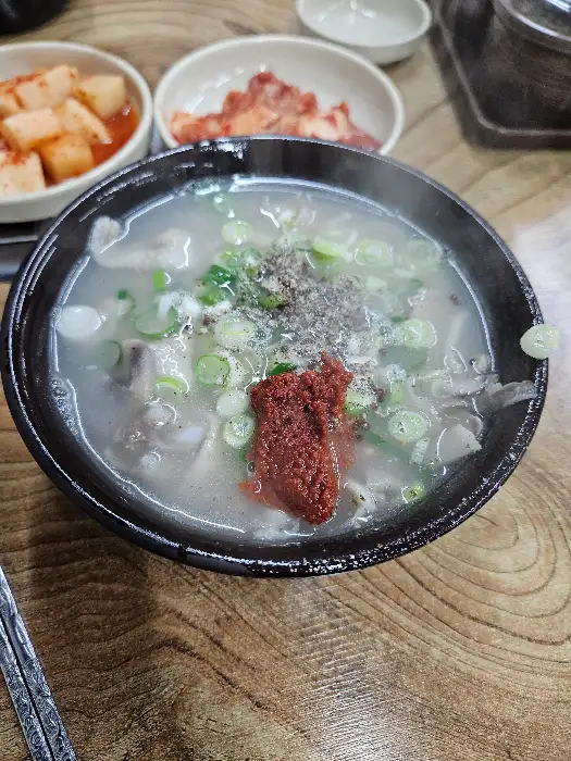 김이 모락모락 나는 순대국밥 한 그릇
