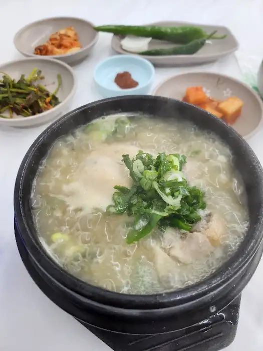 김이 모락모락 나는 옻삼계탕
