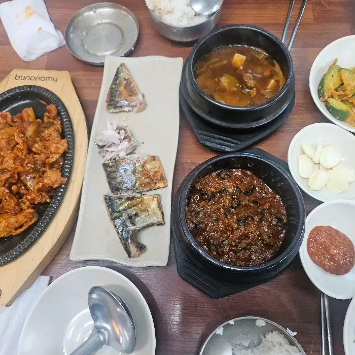 추어탕과 함께 제공되는 다양한 반찬들