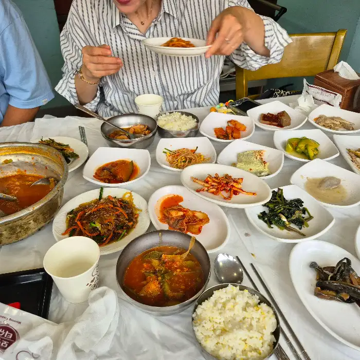 해운대식당 상다리 부러지게 차려진 푸짐한 한상차림