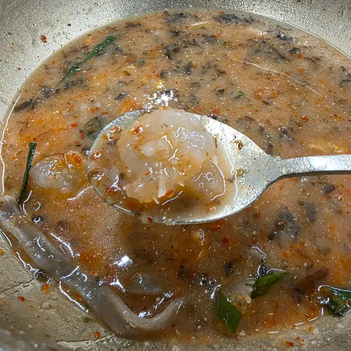 칼칼한 양념이 돋보이는 비빔국수