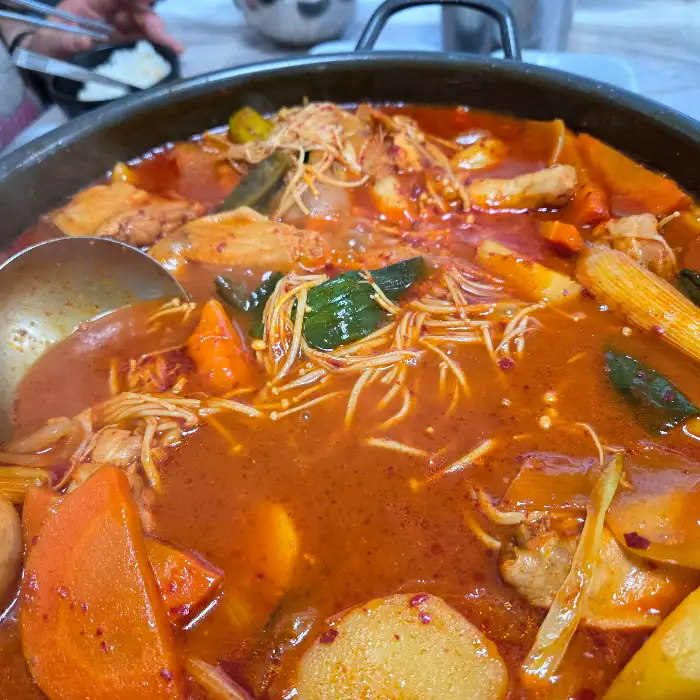 끓고 있는 코다리 조림 냄비
