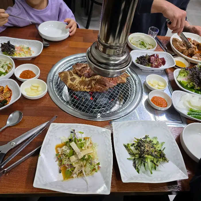 '소 잡는날'의 푸짐하게 차려진 식탁 모습