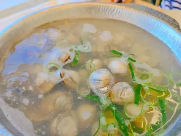 조개와 파가 끓고 있는 도브레만돌 샤브샤브 냄비