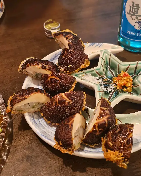 Izakaya NETA의 먹음직스러운 버섯 튀김 요리