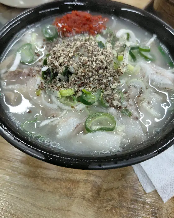 김이 모락모락 나는 순대국밥 근접샷