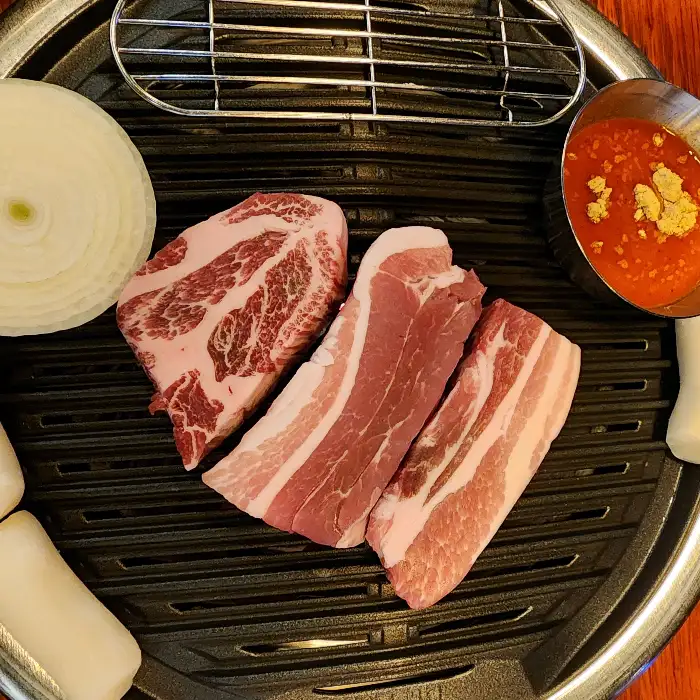 진안 두껍집 2호점의 삼겹살과 양파