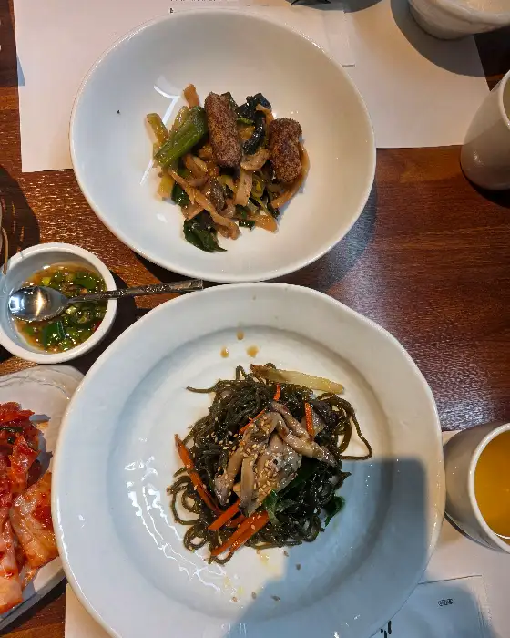 다양한 나물 반찬과 잡채