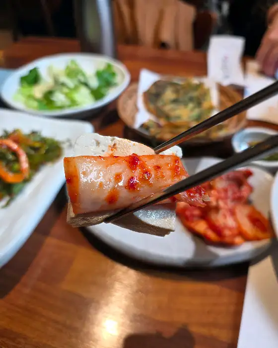 신선한 샐러드와 김치
