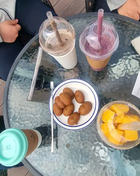 커피와 스무디, 그리고 커피콩빵이 담긴 테이블 모습