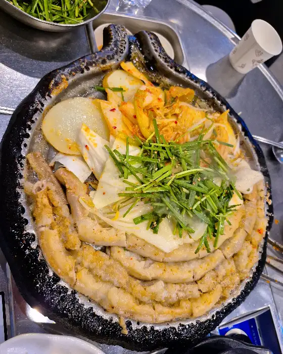 김치와 함께 구워지고 있는 곱창의 모습. 먹음직스럽습니다.