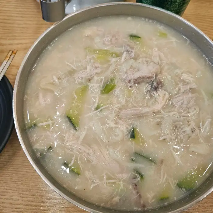 닭칼국수 면발과 닭고기
