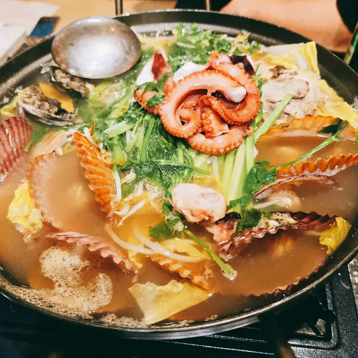해돈집 해신탕 속 다양한 해산물과 닭고기