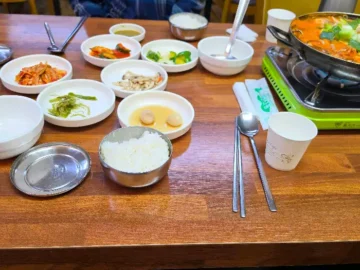 테이블 위에 차려진 푸짐한 동태탕과 다양한 밑반찬