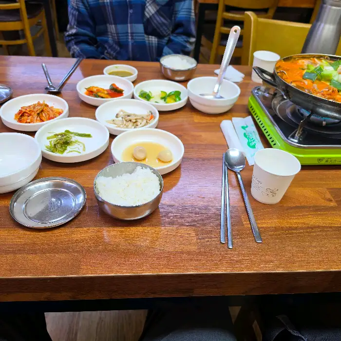 테이블 위에 차려진 푸짐한 동태탕과 다양한 밑반찬