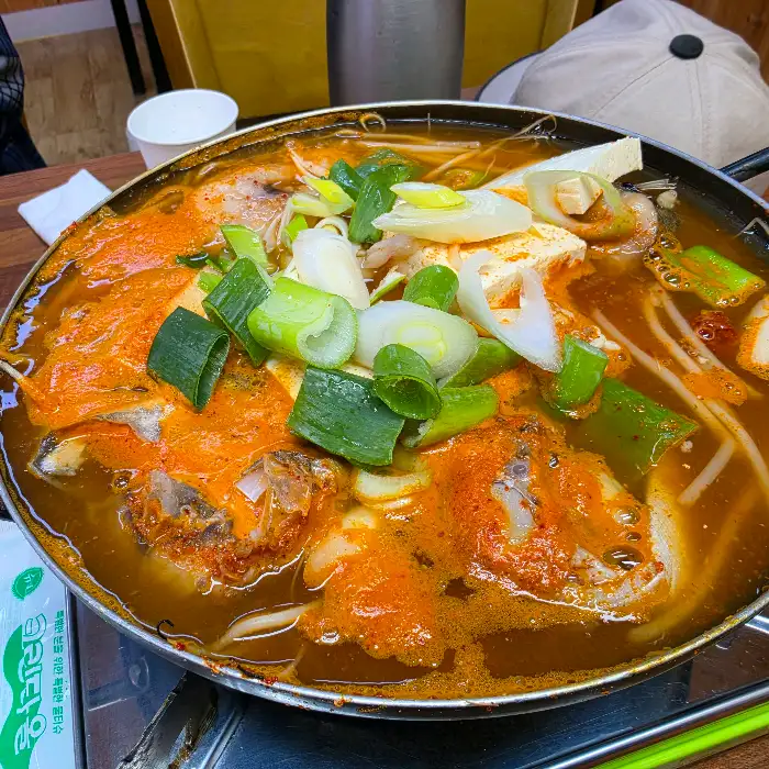끓고 있는 동태탕 속 푸짐한 동태살과 채소