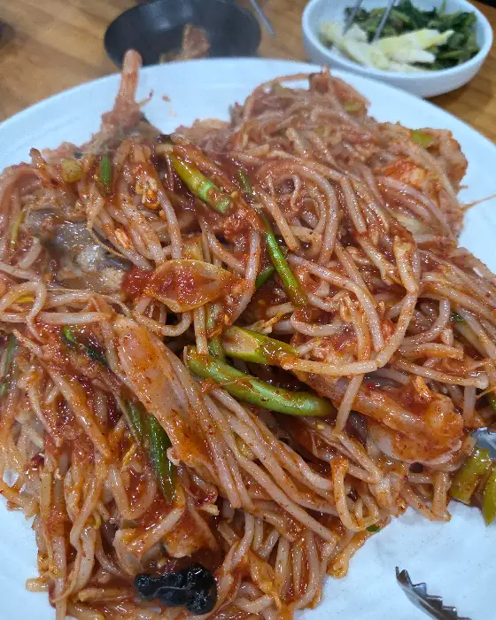 명석찜의 푸짐한 아구찜과 밑반찬