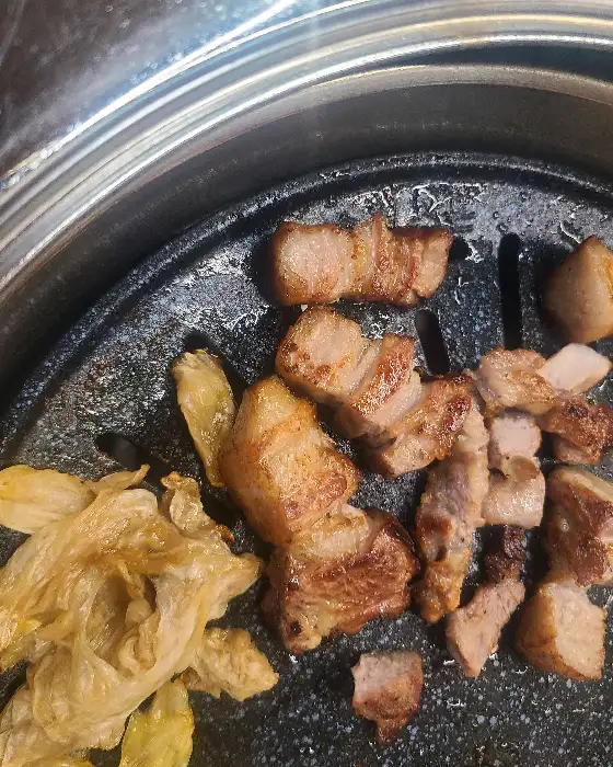 잘 익은 흑돼지 삼겹살 단면