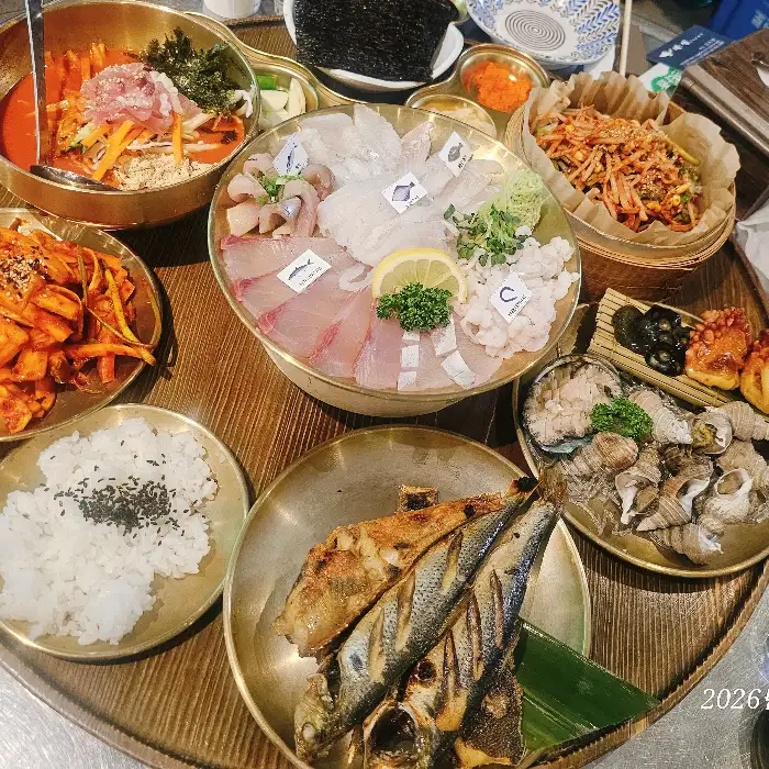 신선한 회와 해산물