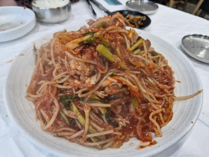 다양한 채소와 아구가 어우러진 아구찜