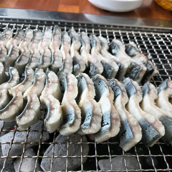 해남복터진마을 숯불에 구워지고 있는 장어구이