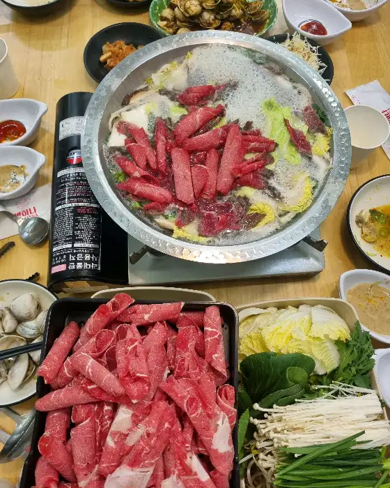 소고기와 채소가 담긴 도브레만돌 스키야키 냄비