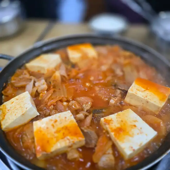 돼지집 두루치기에 큼직한 두부들이 끓고 있는 모습