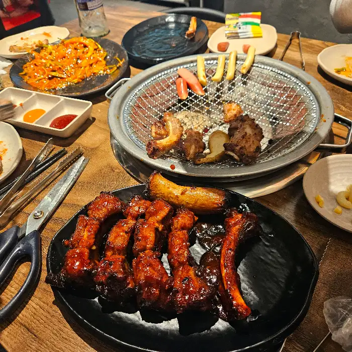 다양한 사이드 메뉴와 쪽갈비가 함께 준비된 테이블
