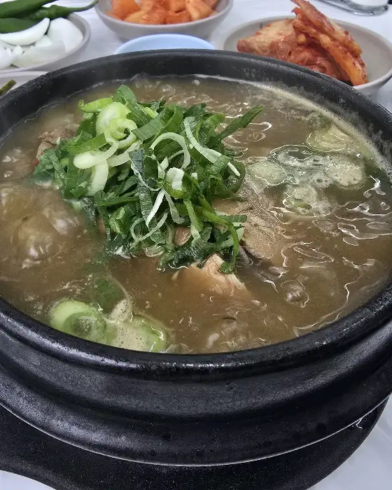 옻삼계탕 근접샷