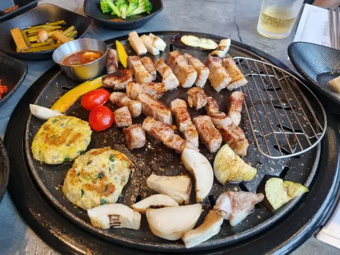 다양한 밑반찬과 구워진 고기