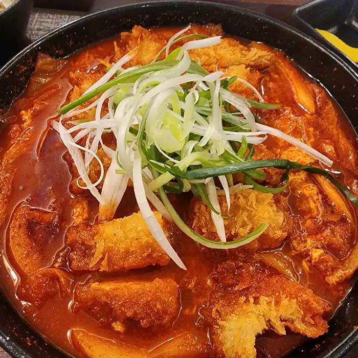 먹음직스러운 비주얼의 매운돈까스 나베