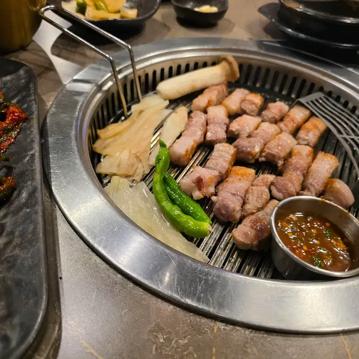먹음직스럽게 구워진 삼겹살 조각들