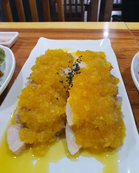마늘 소스가 듬뿍 올라간 부드러운 보쌈 고기