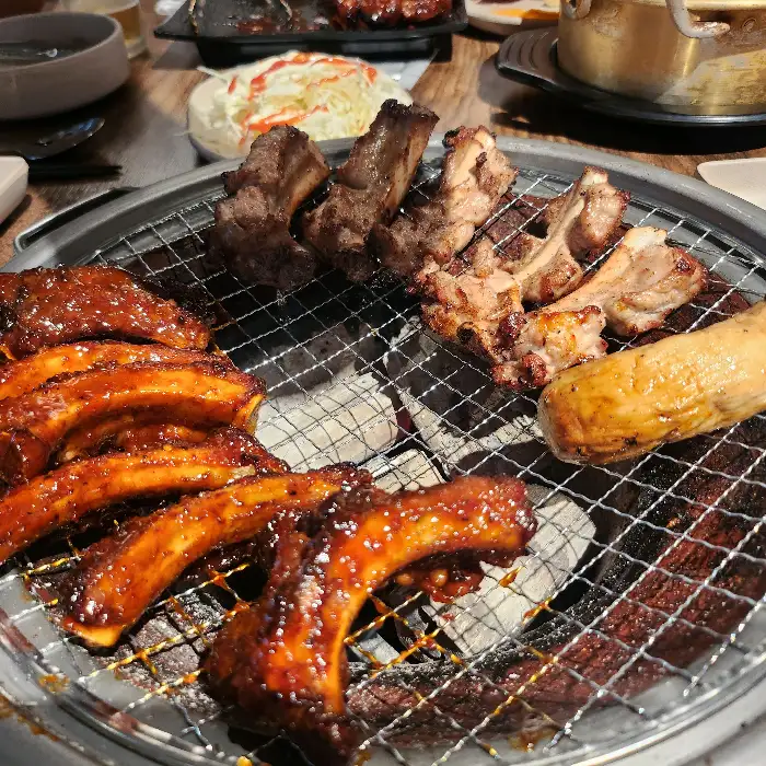 그릴 위에서 맛있게 익어가고 있는 쪽갈비