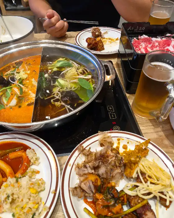 다양한 샐러드바 메뉴와 함께 놓인 맥주잔