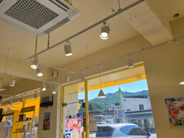 메가MGC커피 무주리조트점 내부 모습과 외부 전경