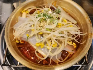 삼거리닭발 신대방점의 푸짐한 닭발과 곁들임 메뉴 구성