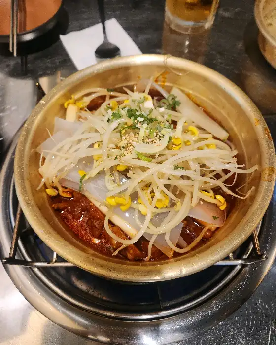 삼거리닭발 신대방점의 푸짐한 닭발과 곁들임 메뉴 구성