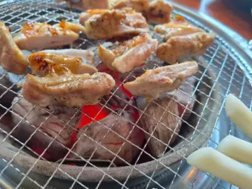 오창숯불닭갈비 고구려 숯불 위에서 익어가는 닭갈비와 떡