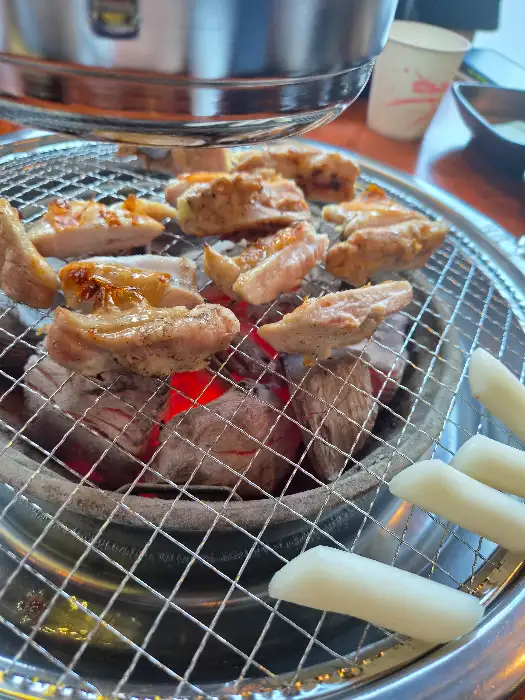 오창숯불닭갈비 고구려 숯불 위에서 익어가는 닭갈비와 떡
