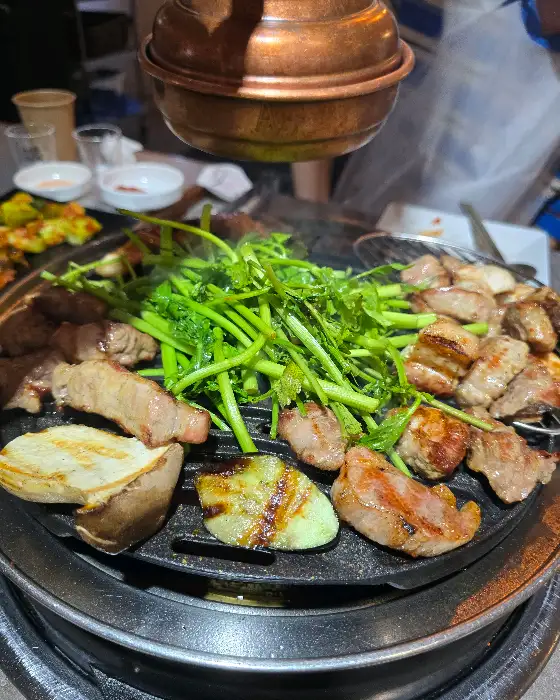 김치와 함께 구워지는 고기와 채소