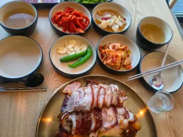 족마담 장항점의 푸짐한 족발 한상차림
