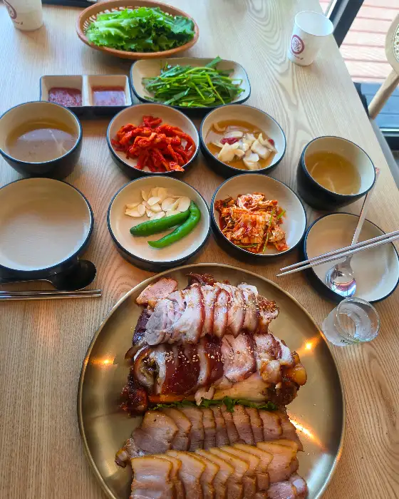 족마담 장항점의 푸짐한 족발 한상차림