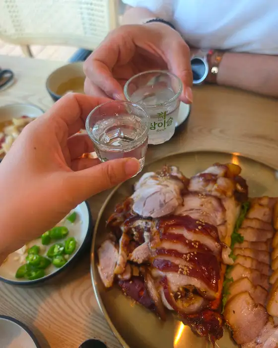 족마담 장항점에서 건배하는 모습