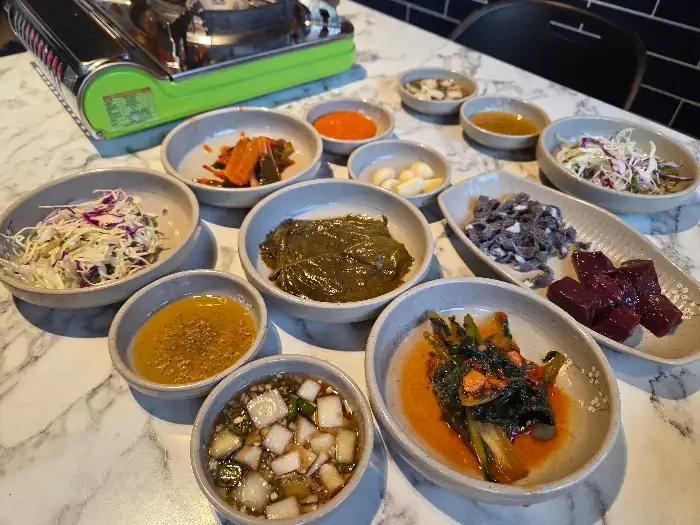 다양한 밑반찬과 함께 차려진 건우황소곱창 독산점의 테이블